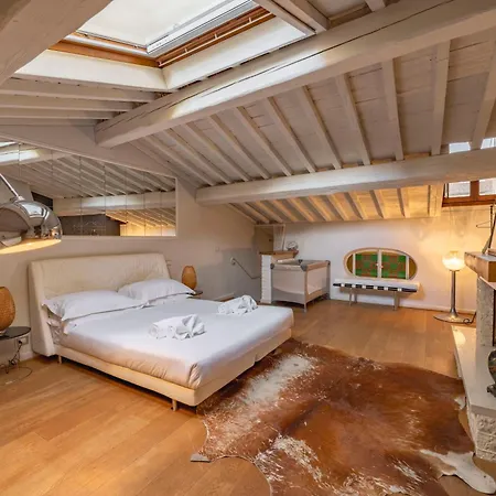 Elegant Penthouse In Santo Spirito Florence